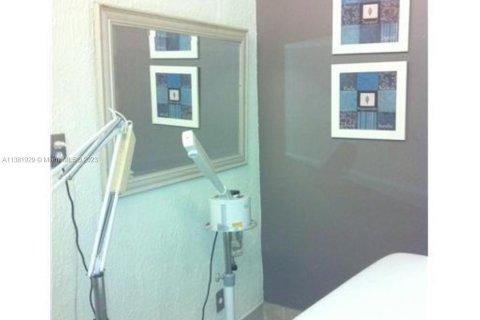 Купить коммерческую недвижимость в Халландейл-Бич, Флорида № 1958830 - фото 23