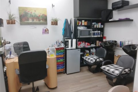 Купить коммерческую недвижимость в Халландейл-Бич, Флорида № 1958830 - фото 7