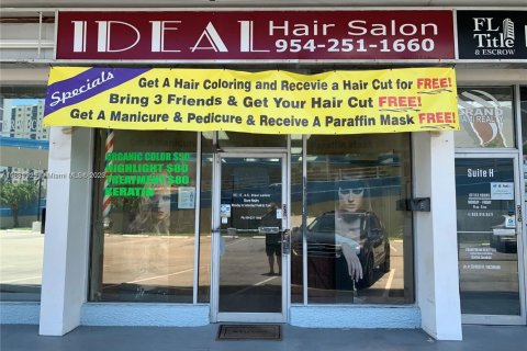 Купить коммерческую недвижимость в Халландейл-Бич, Флорида № 1958830 - фото 1