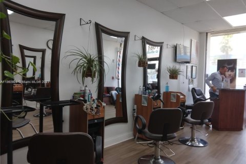 Купить коммерческую недвижимость в Халландейл-Бич, Флорида № 1958830 - фото 5