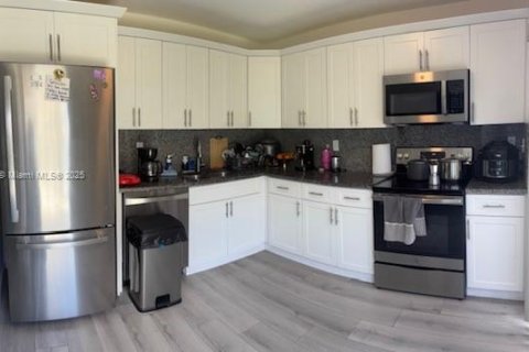House in Miramar, Florida 4 bedrooms, 168.06 sq.m. № 1890458 - photo 13