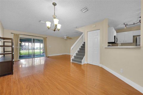 Townhouse in Deerfield Beach, Florida 3 bedrooms, 128.76 sq.m. № 1989556 - photo 10