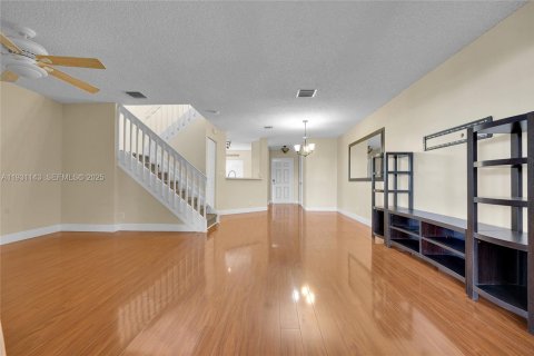 Townhouse in Deerfield Beach, Florida 3 bedrooms, 128.76 sq.m. № 1989556 - photo 8
