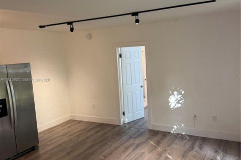 Condo in South Miami, Florida, 1 bedroom  № 2000831 - photo 3