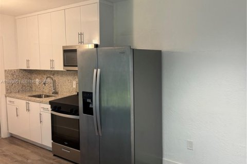 Condo in South Miami, Florida, 1 bedroom  № 2000831 - photo 2