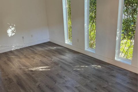 Condo in South Miami, Florida, 1 bedroom  № 2000831 - photo 5