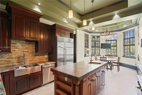 House in Miami, Florida 6 bedrooms, 710.61 sq.m. № 1689358 - photo 18