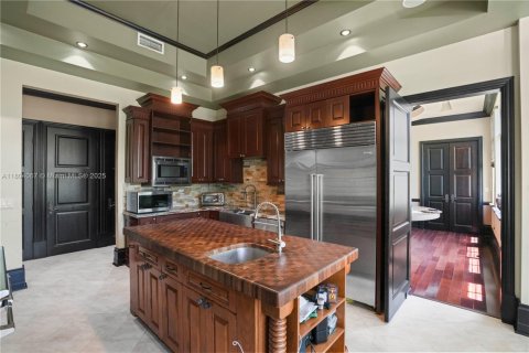 House in Miami, Florida 6 bedrooms, 710.61 sq.m. № 1689358 - photo 21