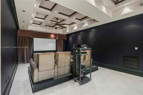 House in Miami, Florida 6 bedrooms, 710.61 sq.m. № 1689358 - photo 24