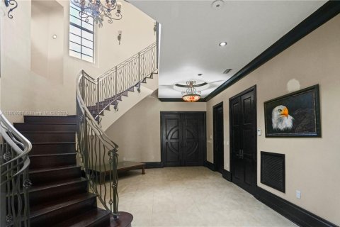 House in Miami, Florida 6 bedrooms, 710.61 sq.m. № 1689358 - photo 2