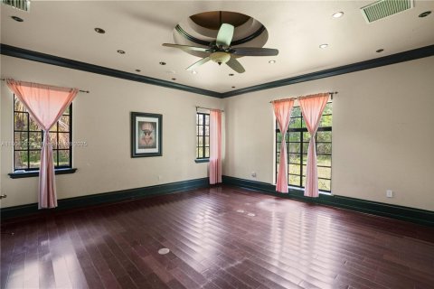 House in Miami, Florida 6 bedrooms, 710.61 sq.m. № 1689358 - photo 9