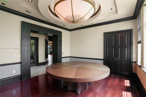 House in Miami, Florida 6 bedrooms, 710.61 sq.m. № 1689358 - photo 17