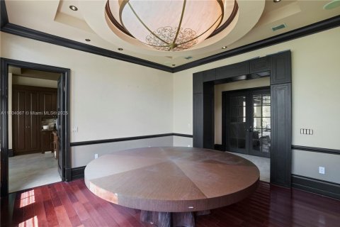 House in Miami, Florida 6 bedrooms, 710.61 sq.m. № 1689358 - photo 16