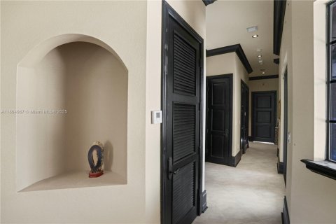 House in Miami, Florida 6 bedrooms, 710.61 sq.m. № 1689358 - photo 30