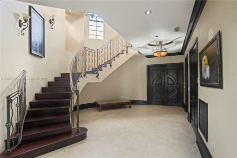 House in Miami, Florida 6 bedrooms, 710.61 sq.m. № 1689358 - photo 3