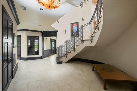 House in Miami, Florida 6 bedrooms, 710.61 sq.m. № 1689358 - photo 1
