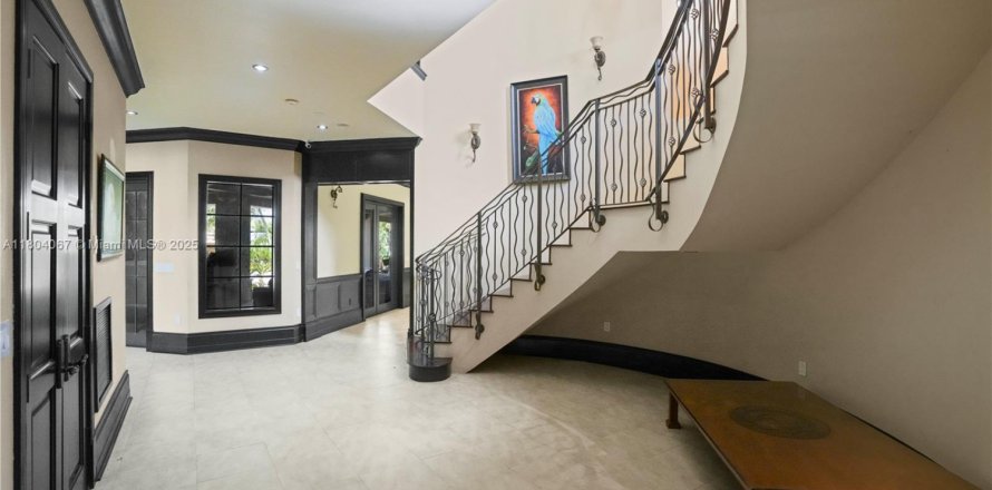 House in Miami, Florida 6 bedrooms, 710.61 sq.m. № 1689358