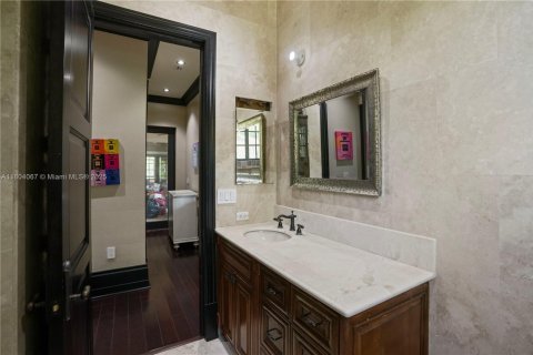 House in Miami, Florida 6 bedrooms, 710.61 sq.m. № 1689358 - photo 13