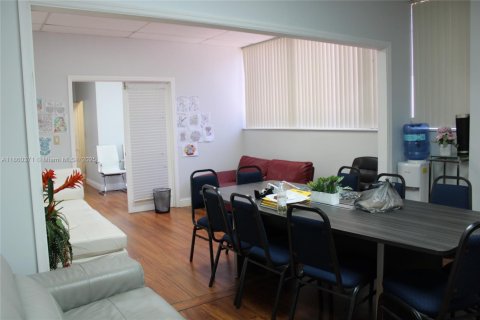 Propiedad comercial en venta en Miami Lakes, Florida № 1887740 - foto 8