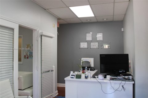 Propiedad comercial en venta en Miami Lakes, Florida № 1887740 - foto 1