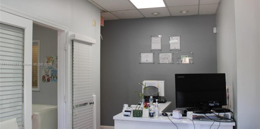 Propiedad comercial en Miami Lakes, Florida № 1887740
