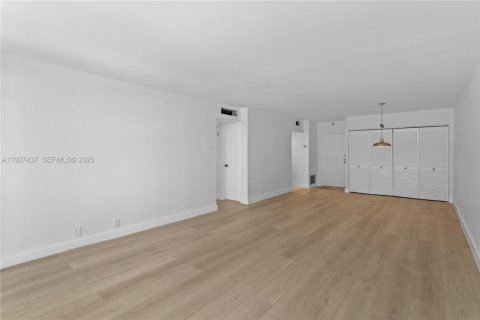 Condominio en venta en Surfside, Florida, 1 dormitorio, 86.31 m2 № 1987983 - foto 14