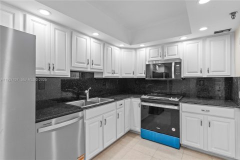 Condominio en venta en Surfside, Florida, 1 dormitorio, 86.31 m2 № 1987983 - foto 6