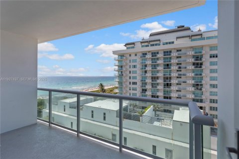 Condominio en venta en Surfside, Florida, 1 dormitorio, 86.31 m2 № 1987983 - foto 21