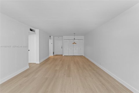 Condominio en venta en Surfside, Florida, 1 dormitorio, 86.31 m2 № 1987983 - foto 13