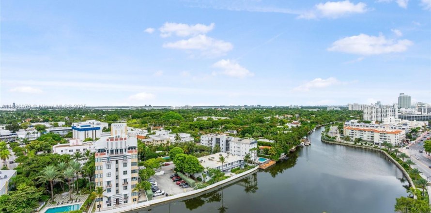 Condominio en Miami Beach, Florida, 2 dormitorios № 1979447