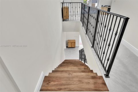 Casa en venta en Miami, Florida, 4 dormitorios, 245.08 m2 № 2002090 - foto 28