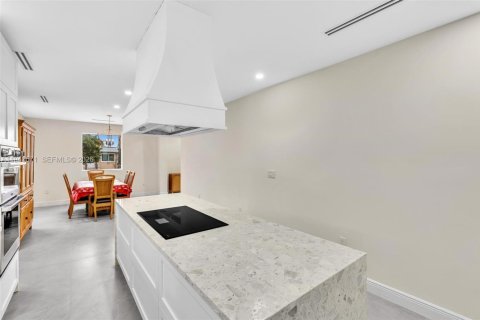 Casa en venta en Miami, Florida, 4 dormitorios, 245.08 m2 № 2002090 - foto 14