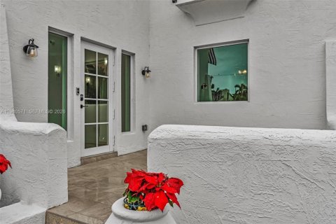 Casa en venta en Miami, Florida, 4 dormitorios, 245.08 m2 № 2002090 - foto 3