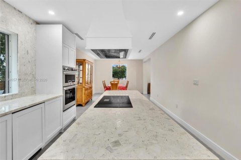 Casa en venta en Miami, Florida, 4 dormitorios, 245.08 m2 № 2002090 - foto 16