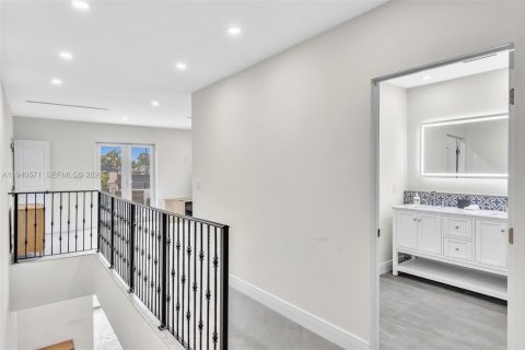 Casa en venta en Miami, Florida, 4 dormitorios, 245.08 m2 № 2002090 - foto 26
