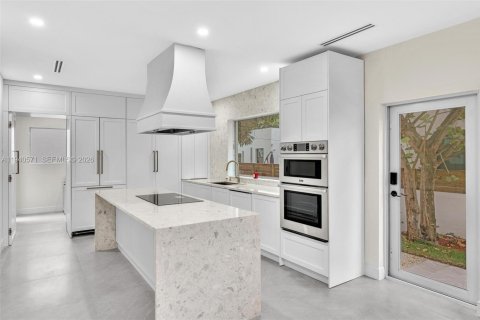 Casa en venta en Miami, Florida, 4 dormitorios, 245.08 m2 № 2002090 - foto 10