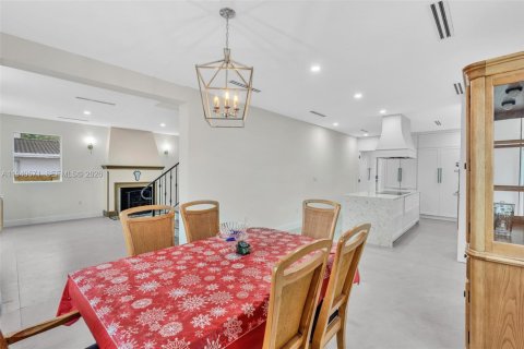 Casa en venta en Miami, Florida, 4 dormitorios, 245.08 m2 № 2002090 - foto 25