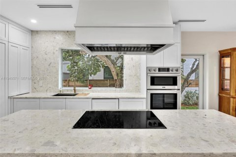 Casa en venta en Miami, Florida, 4 dormitorios, 245.08 m2 № 2002090 - foto 12