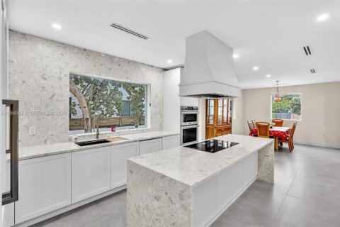 Casa en venta en Miami, Florida, 4 dormitorios, 245.08 m2 № 2002090 - foto 13