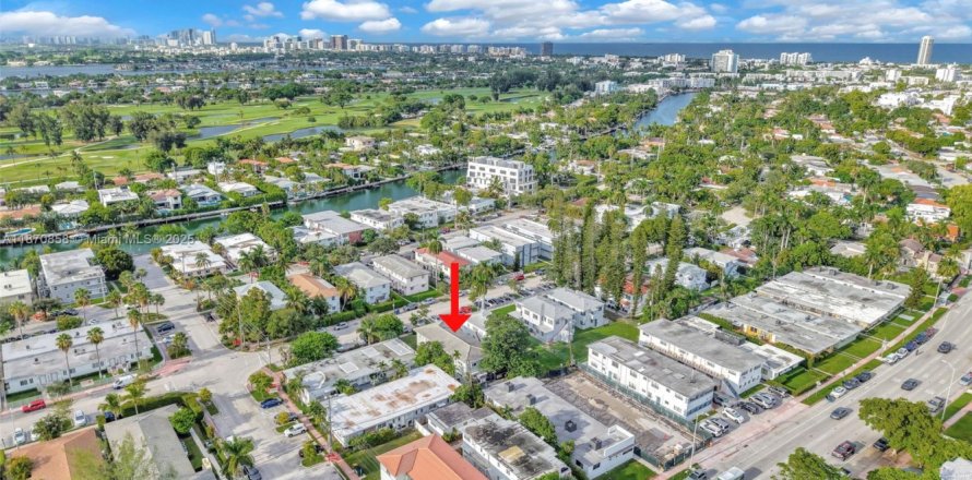 Commercial property in Miami Beach, Florida 351.54 sq.m. № 1897855
