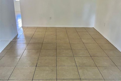 Кондоминиум с 1 спальней в Лодерхилл, Флорида № 2066167