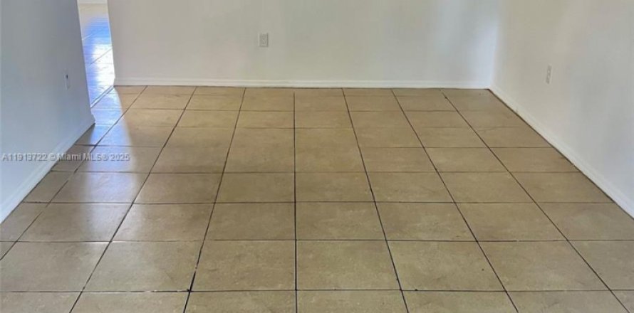 Condo in Lauderhill, Florida, 1 bedroom  № 2066167