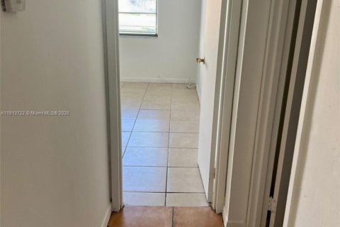 Condo in Lauderhill, Florida, 1 bedroom  № 2066167 - photo 3