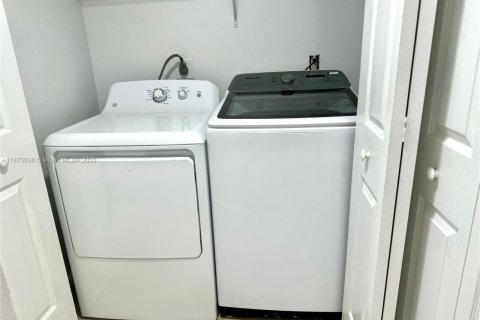 Condominio en alquiler en Miami, Florida, 2 dormitorios, 99.87 m2 № 1898227 - foto 18