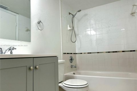 Condominio en alquiler en Miami, Florida, 2 dormitorios, 99.87 m2 № 1898227 - foto 15