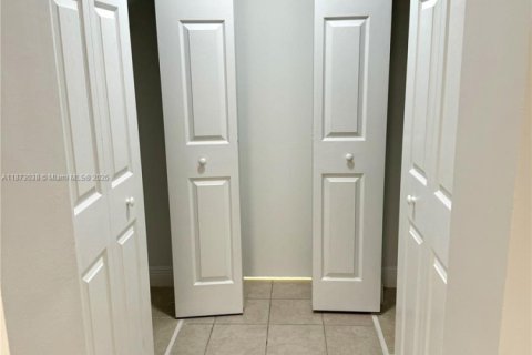 Condominio en alquiler en Miami, Florida, 2 dormitorios, 99.87 m2 № 1898227 - foto 10