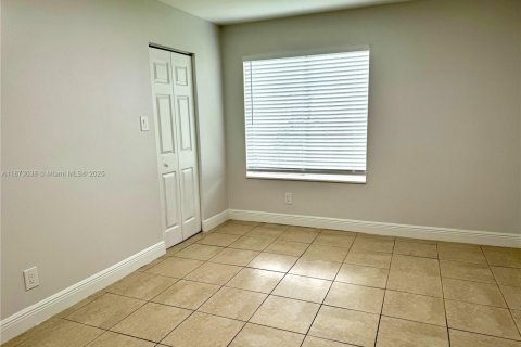 Condominio en alquiler en Miami, Florida, 2 dormitorios, 99.87 m2 № 1898227 - foto 14