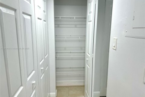 Condominio en alquiler en Miami, Florida, 2 dormitorios, 99.87 m2 № 1898227 - foto 17