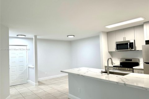 Condominio en alquiler en Miami, Florida, 2 dormitorios, 99.87 m2 № 1898227 - foto 3
