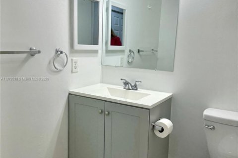 Condominio en alquiler en Miami, Florida, 2 dormitorios, 99.87 m2 № 1898227 - foto 11